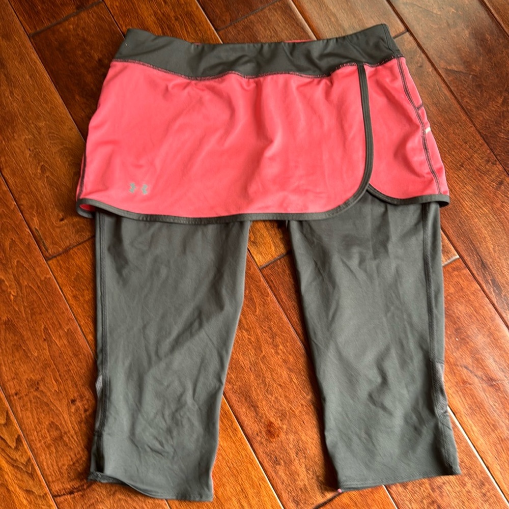 Under armour womens capris size medium gray pink